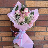 دسته گل رز صورتی و عروس