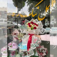 دسته گل رز و آلستر با کاغذ سفید